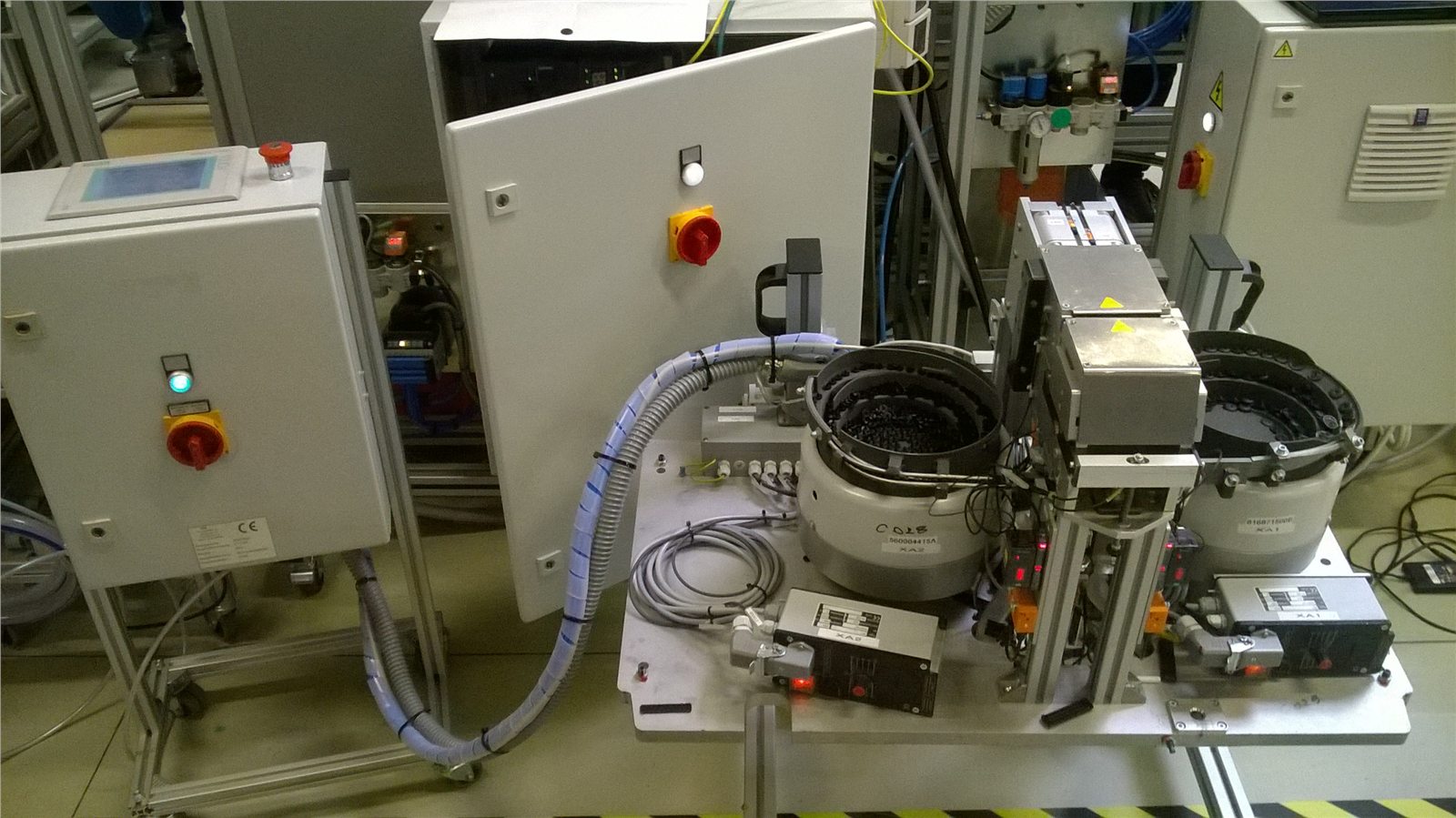 Echipament automat special cu alimentatoare și panouri de comandă