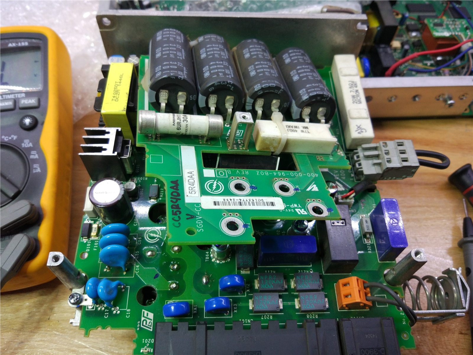 Placă electronică industrială aflată pe bancul de lucru