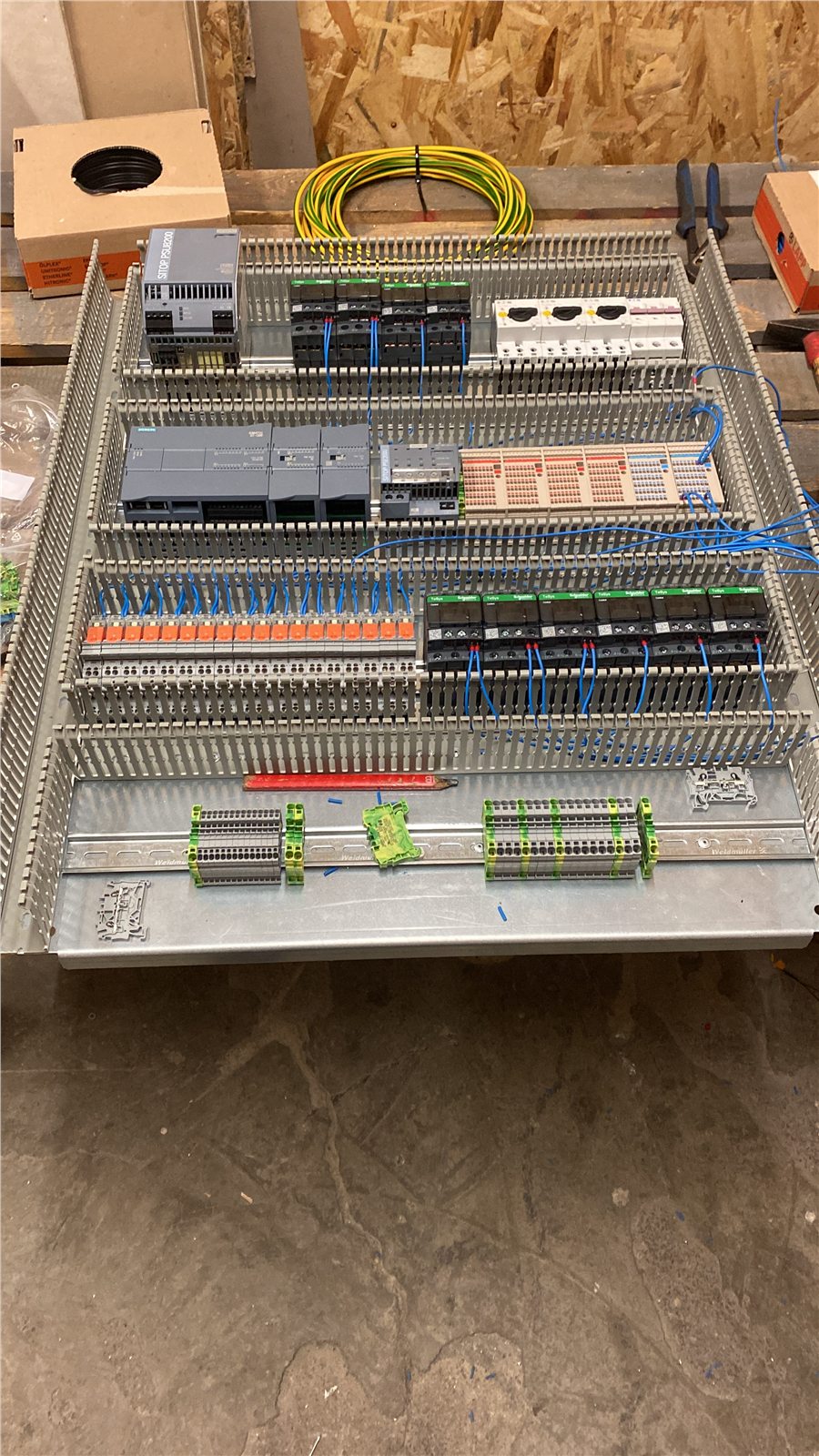 Tablou electric cu PLC și componente montate în curs de execuție